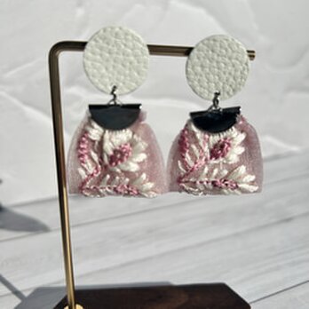 春の微風を耳元に - インド刺繡リボンと本革のピアス