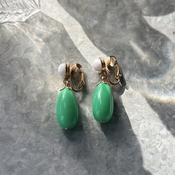 YA240-【 AVON 】エイボン・ヴィンテージイヤリング 1975 White Green Lucite