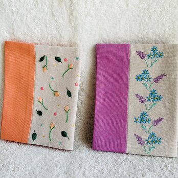 花刺繍のブックカバー（文庫本サイズ）・オレンジ/マゼンダ