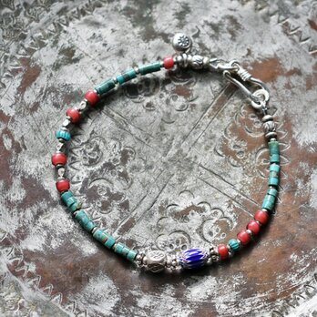 グリーンターコイズと金赤ホワイトハーツ 、ブルー＆ターコイズブルーシェブロン、カレンシルバーの華奢なブレス