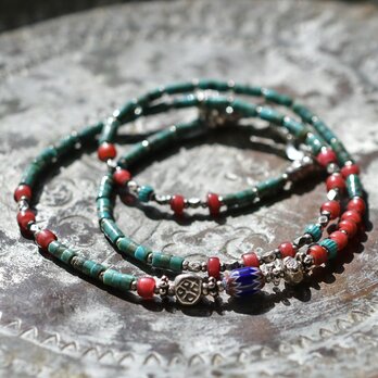 グリーンターコイズと金赤ホワイトハーツ 、ブルー＆ターコイズブルーシェブロン、カレンシルバーの華奢なネックレス