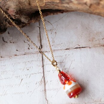 ミニチュア苺ケーキのガラスネックレス