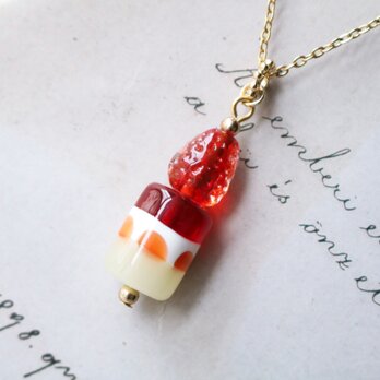 ミニチュア苺ケーキのガラスネックレス