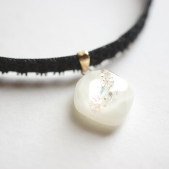 【受注製作】レジンアート　鉱物モチーフとタティングレースとベルベットリボンのチョーカー〈窓辺の小鳥〉