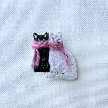 "monokuro's" 仲良しモノクロズ猫さんふたり　手刺繍／猫ブローチ