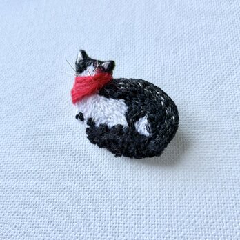 "赤いマフラーがお気に入り" 白黒ハチワレ猫さん　手刺繍／猫ブローチ