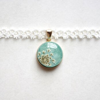 【受注製作】レジンアート　ラウンドモチーフとタティングレースとサテンリボンのチョーカー〈緑色の丘〉