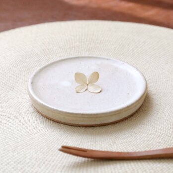 白いマット釉の台小皿