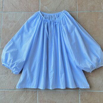 襟ぐり調整できるブルーのストライプのブラウス