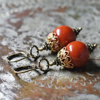 珊瑚色まん丸アフリカンアンバーと隠しブルービーズのピアス