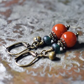 珊瑚色まん丸アフリカンアンバーとグリーンブルービーズ、民族鈴のピアス