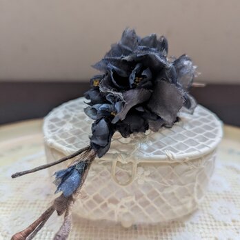 ブローチ 桜ｷｬｽｹｰﾄﾞ(黒色)B182