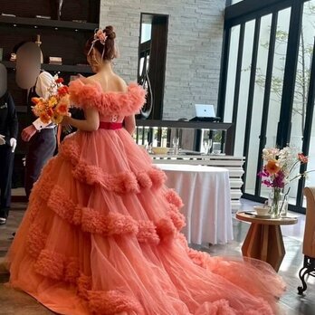 実例写真！美品！カラードレス オフショルダー ローズピンク ラッフルフリル デザイン感 ロングトレーン 花嫁