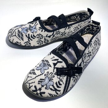 北欧柄モノトーンのチャイナシューズ｜銀蝶々モチーフ・ストラップ付きフラット