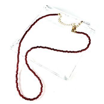 シンプルな赤のネックレス
