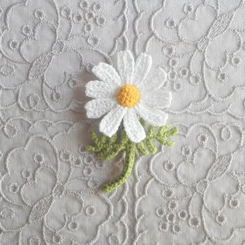 かぎ針で編んだブローチ　軽いコサージュ　マーガレットみたいな一輪のお花　ライトグリーンの手みたい葉っぱ　刺繍糸２本どり