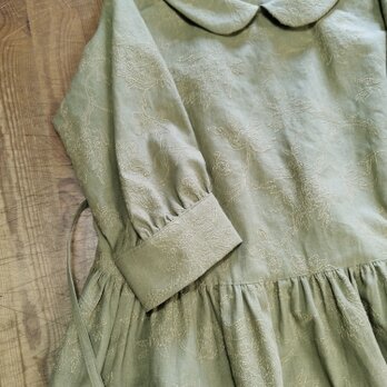 フラットカラー七分袖　刺繍生地ワンピース（カーキ）