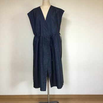 フレンチ袖のカシュクールワンピース