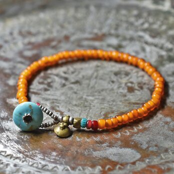 アンティーク山吹色ホワイトハーツ、金赤＆濃赤ホワイトハーツ、ターコイズブルーシェブロンビーズのブレス（ターコイズ留め金）