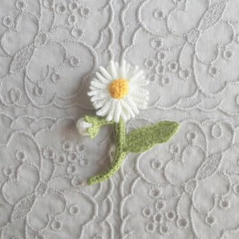 かぎ針で編んだブローチ　小さな軽いコサージュ　ハルジオンかヒメジョオンみたいなお花　1.5　