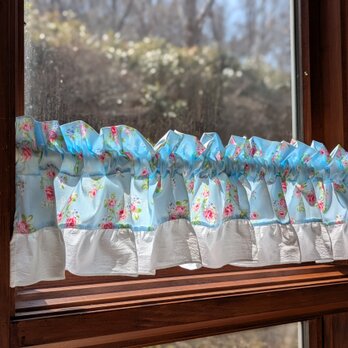 水色地にピンクの薔薇のカフェカーテン♡バランス♡ホワイトコットン♪フリル付き♪