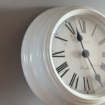 英国の古いエレガントな掛け時計　