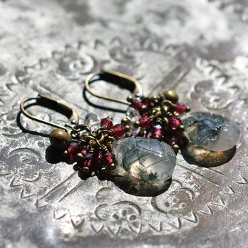 リーフ型モスアゲートとたわわなガーネット、ハーキマーダイヤモンド、民族鈴のピアス