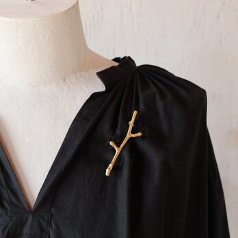 小枝のブローチa