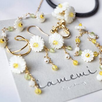 「マーガレット」天然石 ピアス イヤリング ペリドット ムーンストーン 誕生石 春 ホワイト 母の日 ギフト K18