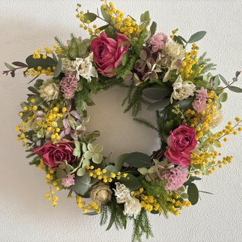 ピンクのバラとミモザの春色リース