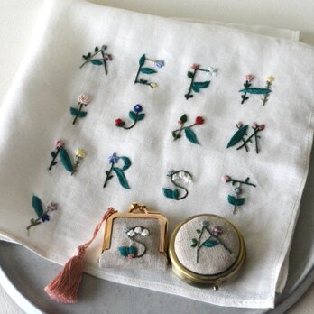 イニシャル 花刺繍 ピルケース／アクセサリーケース