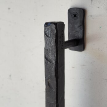 【ロートアイアンのドアハンドル】角16㎜ｘ長さ50㎝｜ 無垢角鉄・鍛造のアイアンバー・手すり・傘かけ