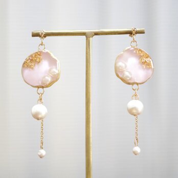 レジンアート　スライスアゲートとコットンパールのピアス〈抱擁〉