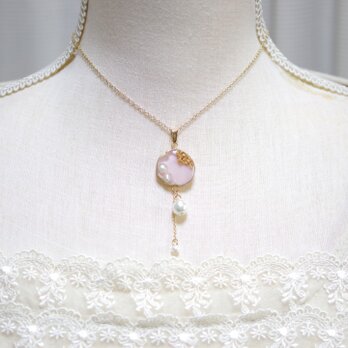 レジンアート　スライスアゲートとコットンパールのペンダント〈抱擁〉