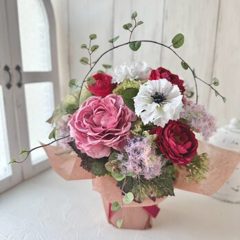 バラとラナンキュラスの華やぎフラワーアレンジ