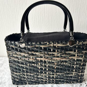 小さめな籐の皮籐のバック・黒色段染