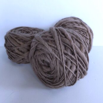 手染めの草木染め毛糸（スラブ）No903　山ぐり染め　手編み用　手織り用