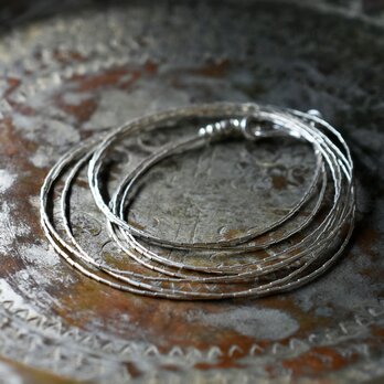 繊細筒型シルバービーズのシンプル3連ネックレス（50.8cm）