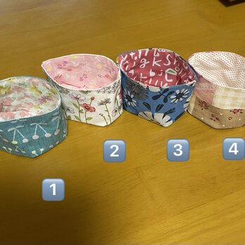 送料無料　たためる布製の小物入れ　小さいが可愛い