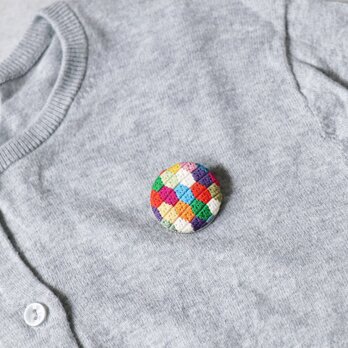 絹糸刺繍　回転式ブローチ 亀甲文様 一点もの｜絽ざし 手仕事