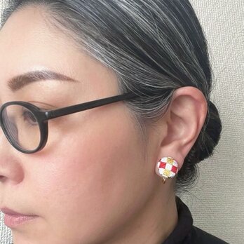 絽ざし ネジ式イヤリング「えにしいちまつ」／ 紅白・金糸　縁結び文様、市松模様　