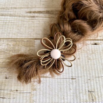 大人かわいいレザーのお花ヘアゴム(サンドベージュ×ベージュ×キャメル) 本革紐　ボタン　flower ギフト　プチギフト