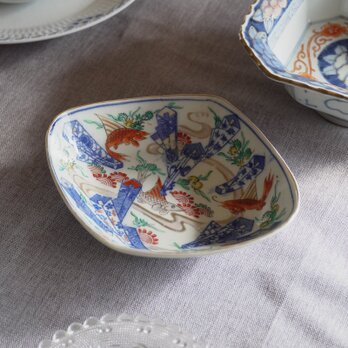 爽やかな色味の魚に熨斗の描かれた菱皿