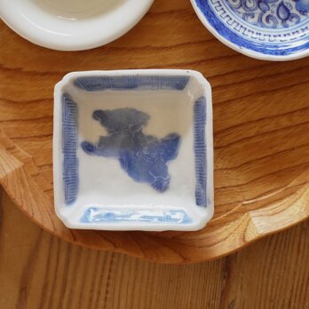 獅子の舞う四角い染付小皿