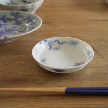 余白に松を描く 淡色染付小皿