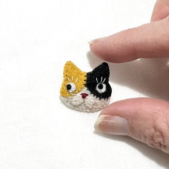 【極小2cm】フェルトの猫ブローチ④ 三毛猫 ミニチュア｜大人のための、小さなお守りアクセサリー｜DoudouMimi