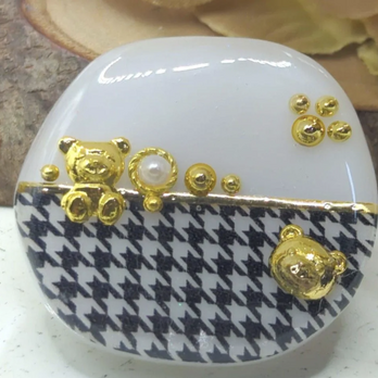 千鳥格子柄の熊ちゃんの帯留め