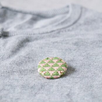 絽ざし丸ブローチ「若草の重」かさねの色目　絹糸の手仕事