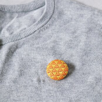 絽ざし丸ブローチ「山吹の重」かさねの色目　絹糸の手仕事