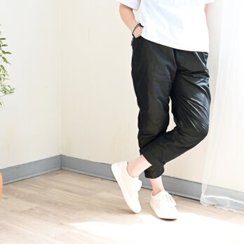 程よいゆとりの立体クロップドパンツ：ダークグリーン